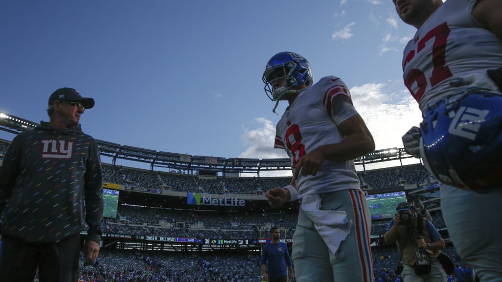 Photo: New York Giants Osi Umenyiora leaps in the air while