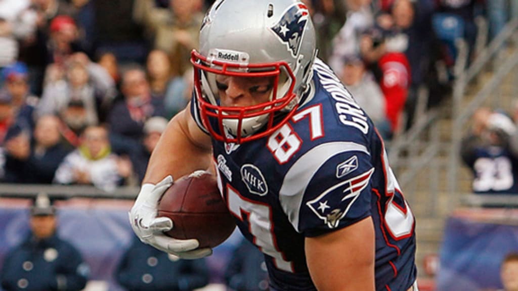 Gronkowski's 3 TDs Lead Pats Over Colts 31-24