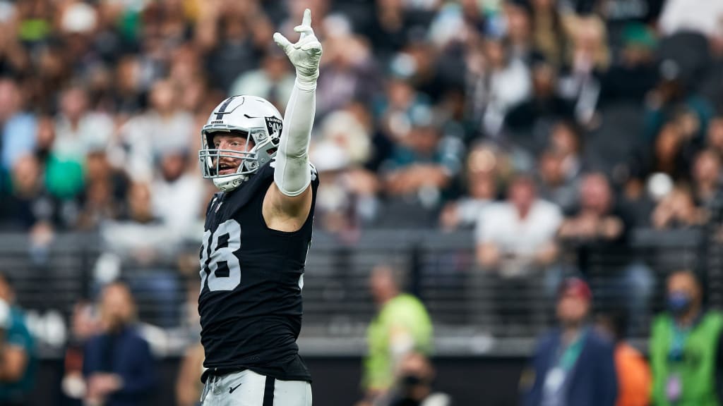 Houston, TX, USA. 27th Oct, 2019. Oakland Raiders offensive tackle Andre  James (68) prepares to snap the ball during the 2nd quarter of an NFL  football game between the Oakland Raiders and