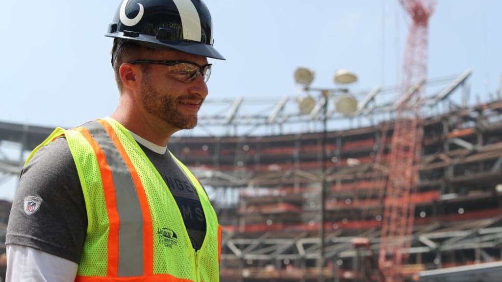 la rams hard hat with horns