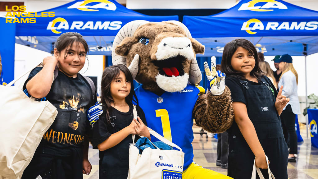 LA Rams hand out shirts to the Inglewood community - ABC7 Los Angeles