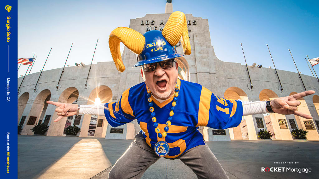 La rams store hat with horns