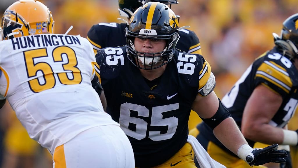 Best of the best? PFF has major praise for Iowa OL Tyler Linderbaum