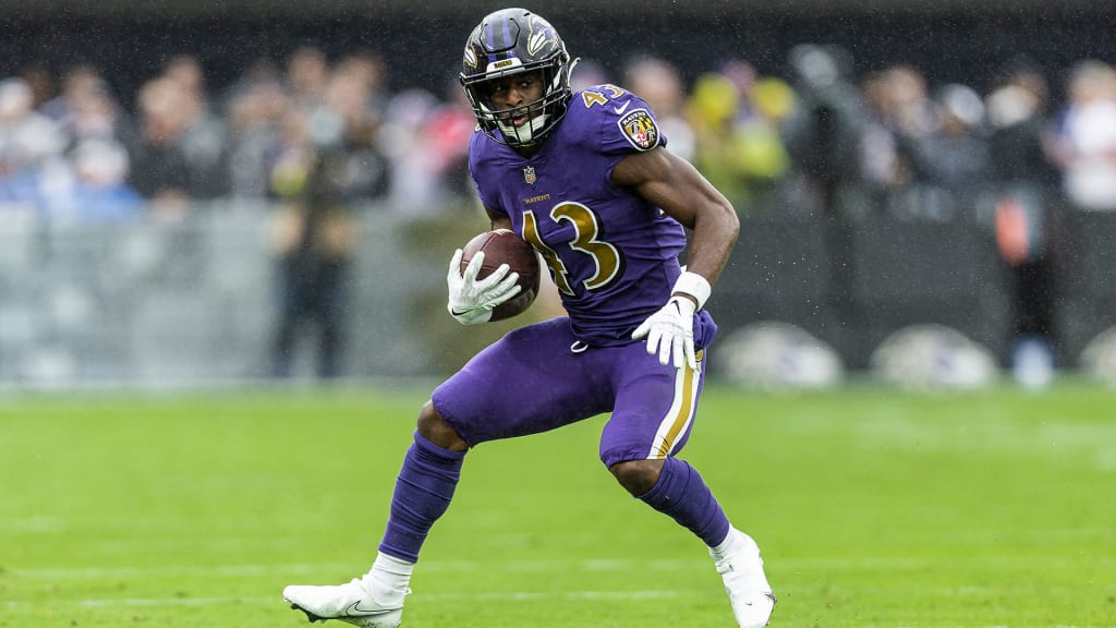 Baltimore Ravens running back Justice Hill bounces out of scrum for 37-yard  run down sideline