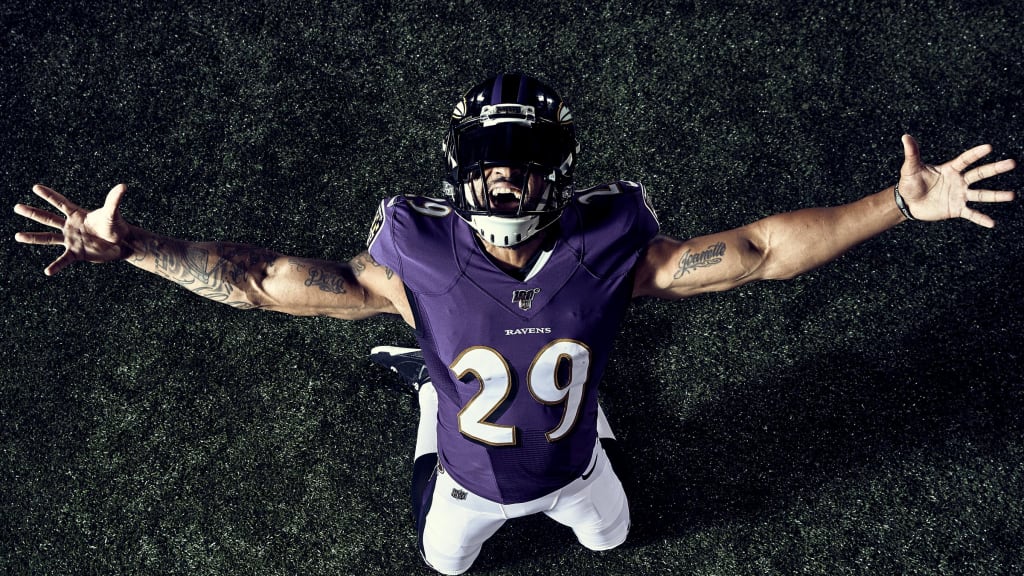 Ravens Cornerback Gives Earl Thomas His #29 Jersey for Free!