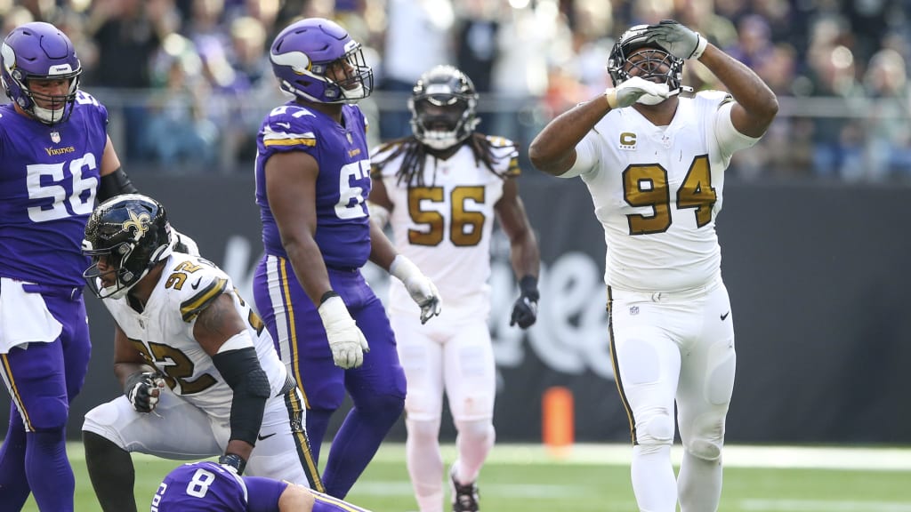 New Orleans, Louisiana, USA. 9th Oct, 2022. Seattle Seahawks quarterback  Geno Smith looks to pass against the New Orleans Saints in an NFL game in  New Orleans, Louisiana USA on October 9