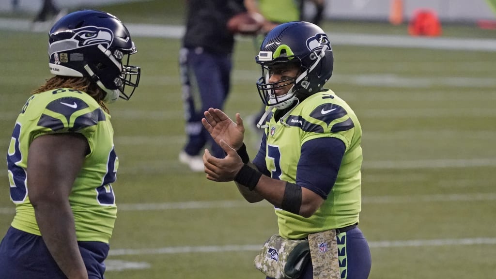 Efficient Russell Wilson guides Seahawks past Dallas in preseason game