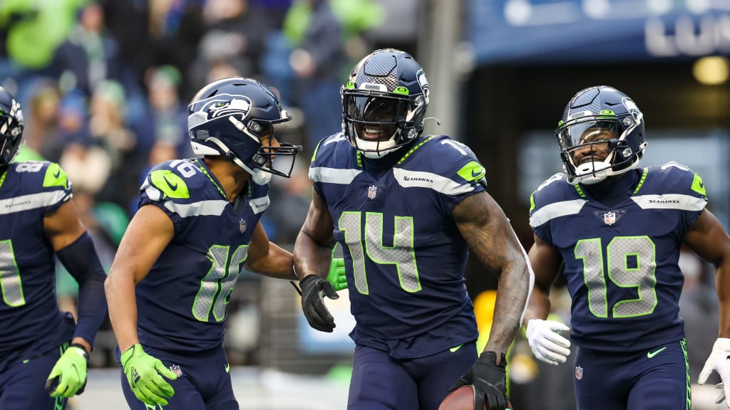 Seattle, WA, USA. 16th Oct, 2022. Seattle Seahawks wide receiver DK Metcalf  (14) during a game between the Arizona Cardinals and Seattle Seahawks at  Lumen Field in Seattle, WA. The Seahawks won