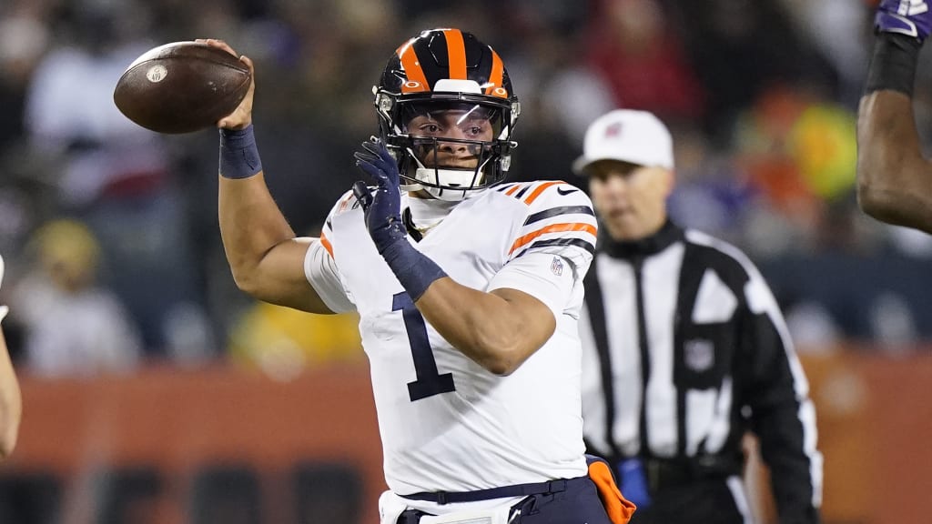 Chicago Bears' Bernard Berrian, left, beats out Washington