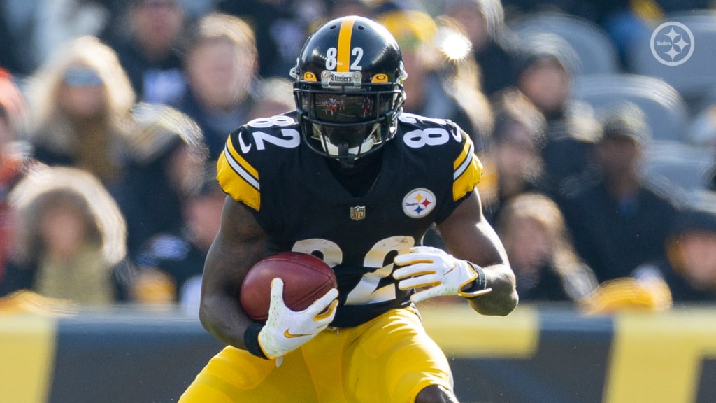 Pittsburgh Steelers wide receiver Steven Sims (82) runs the ball