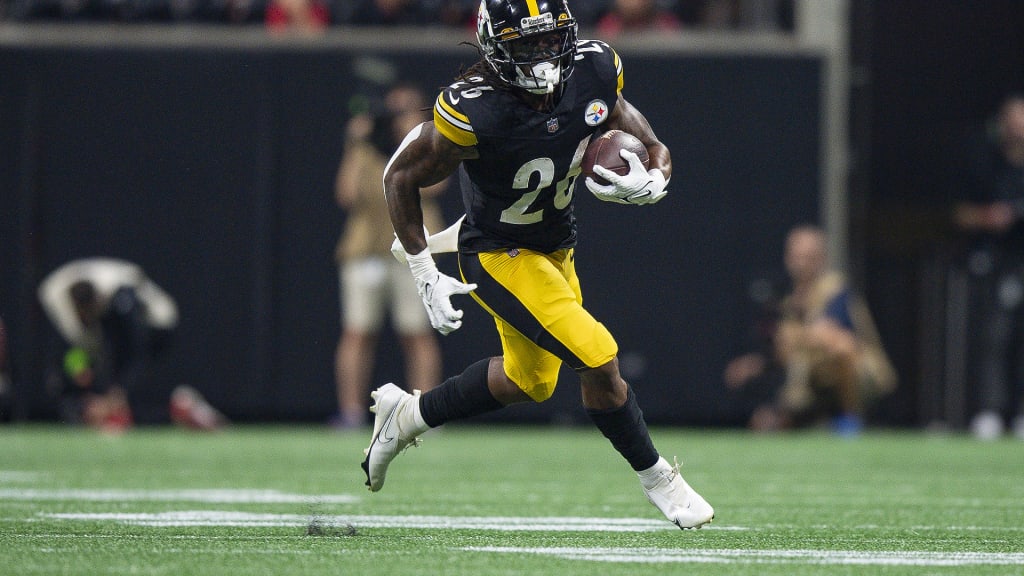 Jalen Elliott of the Pittsburgh Steelers lines up before a play