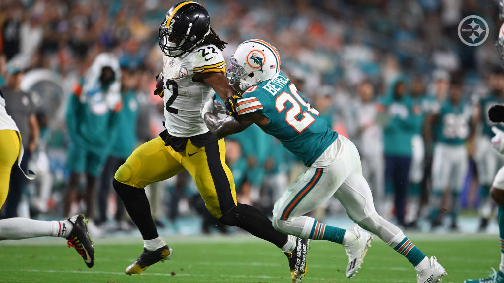 Miami Gardens, Florida, USA. 23rd Oct, 2022. October 23rd, 2022 Pittsburgh  Steelers wide receiver George Pickens (14) smiling during Pittsburgh  Steelers vs Miami Dolphins in Miami Gardens, FL. Jake Mysliwczyk/BMR  (Credit Image: ©