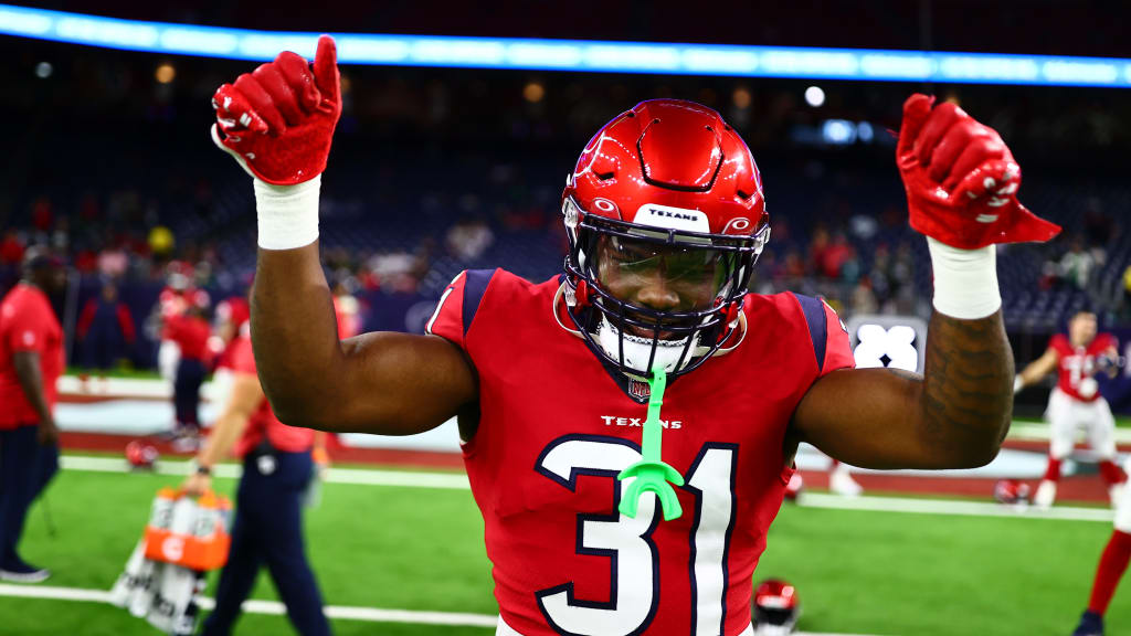 After making more highlight-worthy plays in Sunday's win in Jacksonville, Houston  Texans RB Dameon Pierce received plenty of love from his teammates on  social media.