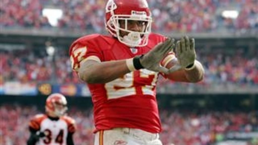 Kansas City Chiefs' Larry Johnson (27) races past Seattle Seahawks  defenders for a 97-yard touchdown run at Arrowhead Stadium in Kansas City,  Mo., Saturday, Aug. 27, 2005. (AP Photo/Charlie Riedel Stock Photo - Alamy