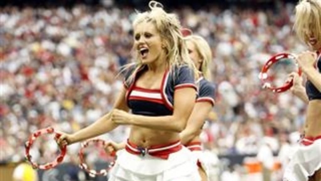 PHOTOS: Cheerleaders Warm Up For Steelers