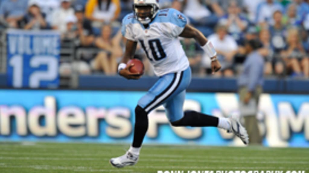 Tennessee Titans quarterback Vince Young (10) prepares to throw a