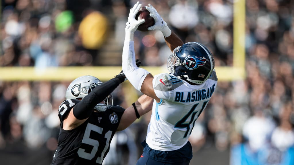 Oakland Raiders inside linebacker Will Compton (51) tackles Denver