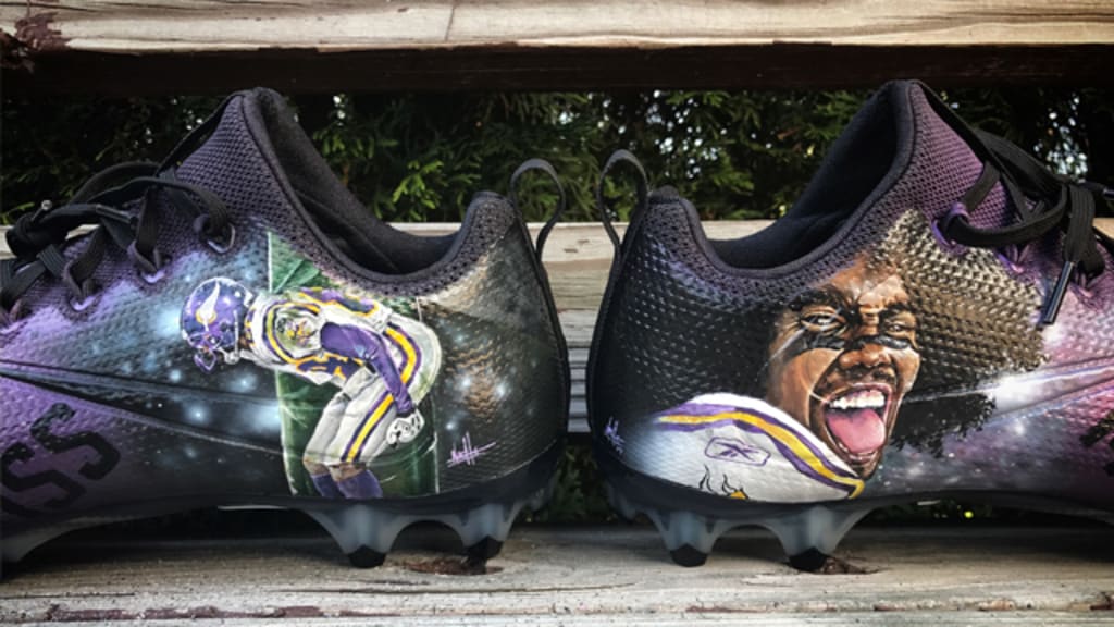 Watch Randy Moss Sign Justin Jefferson's Custom Cleats