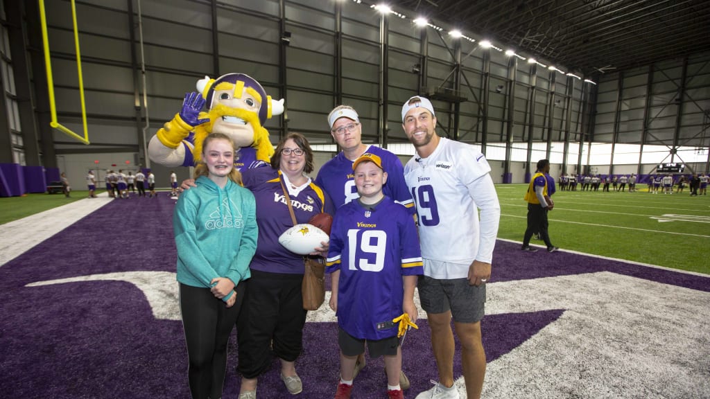 adam thielen yellow gloves