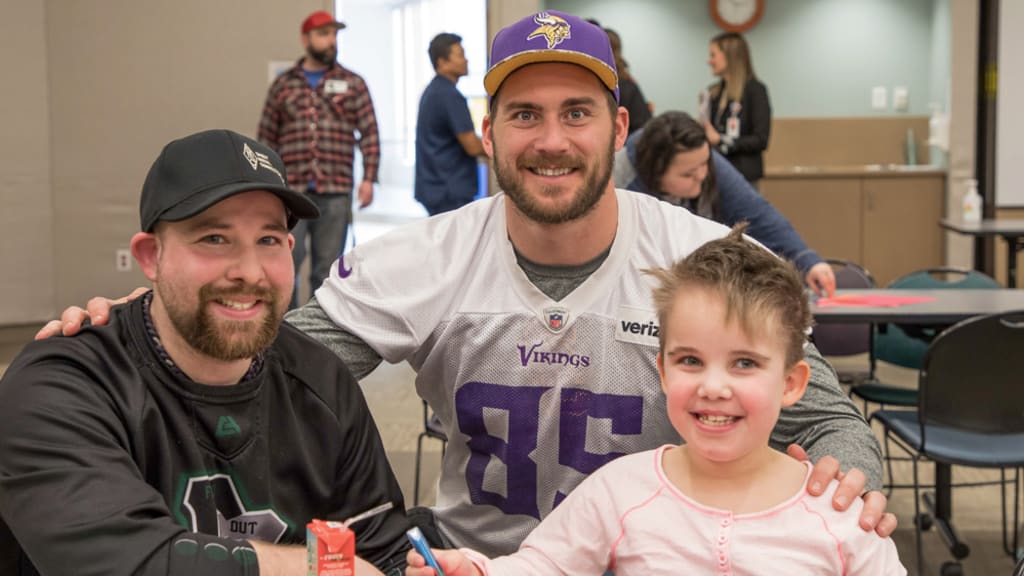 Children's Minnesota on X: Rhett Ellison from MN @Vikings and wife, Raina,  shared some love by making homemade #Valentines w/patients! Thanks for  stopping by today!  / X