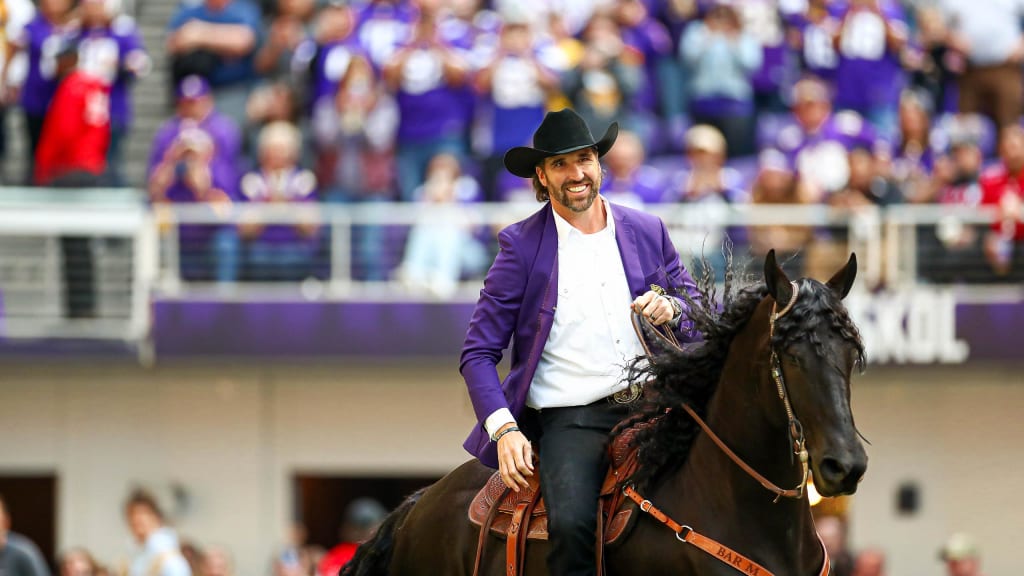 Jared Allen rides horse onto field for Ring of Honor ceremony