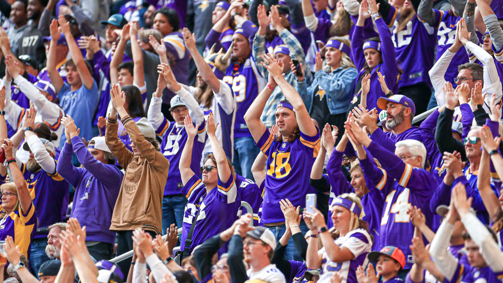 With minutes left of Vikings game, fans thankful for purple and gold 