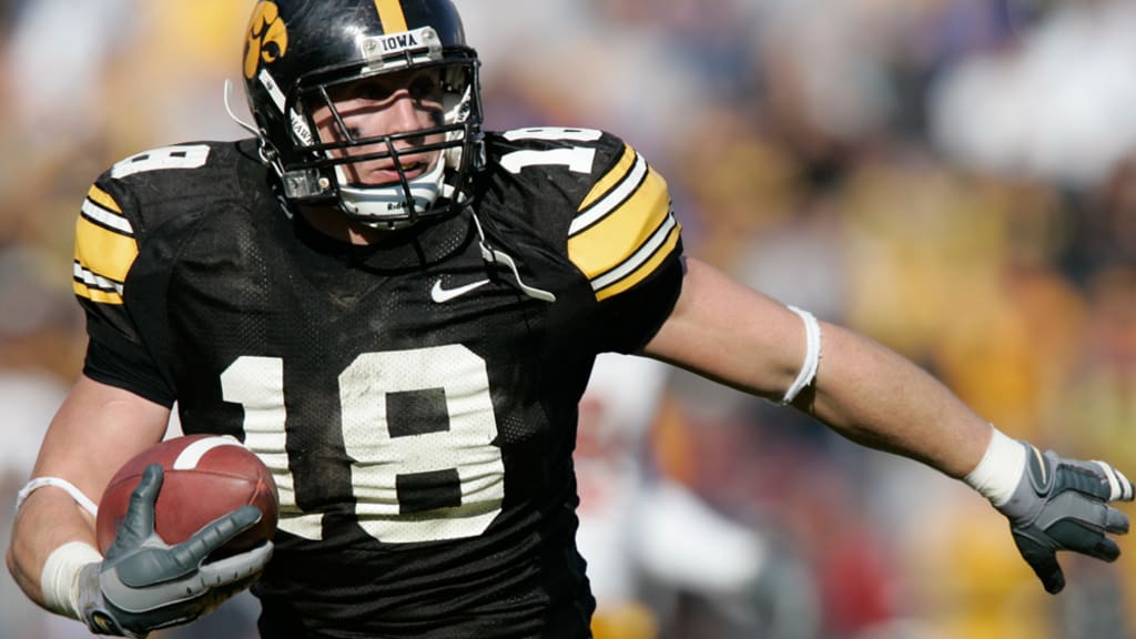 Ex-Hawkeye Photo: Chad Greenway smiles before warmups Saturday