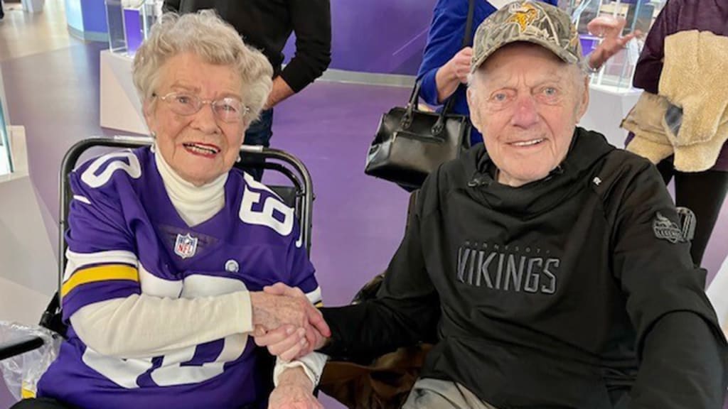 Party With Tommy Kramer With His Vikings Gameday Fan Experiences