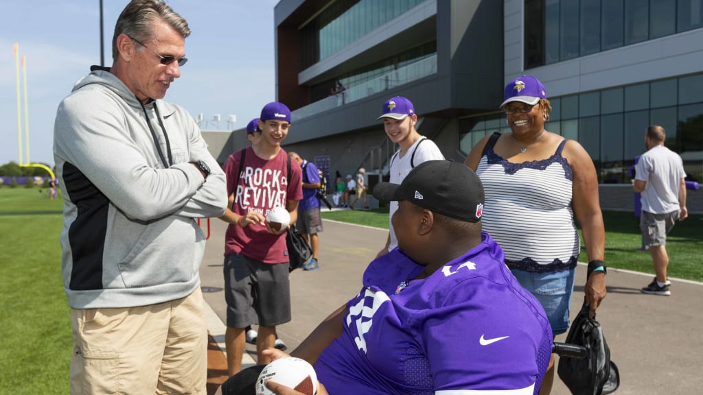 Vikings' Adam Thielen Surprises Nurse At Hospital With 2 Super Bowl Tickets