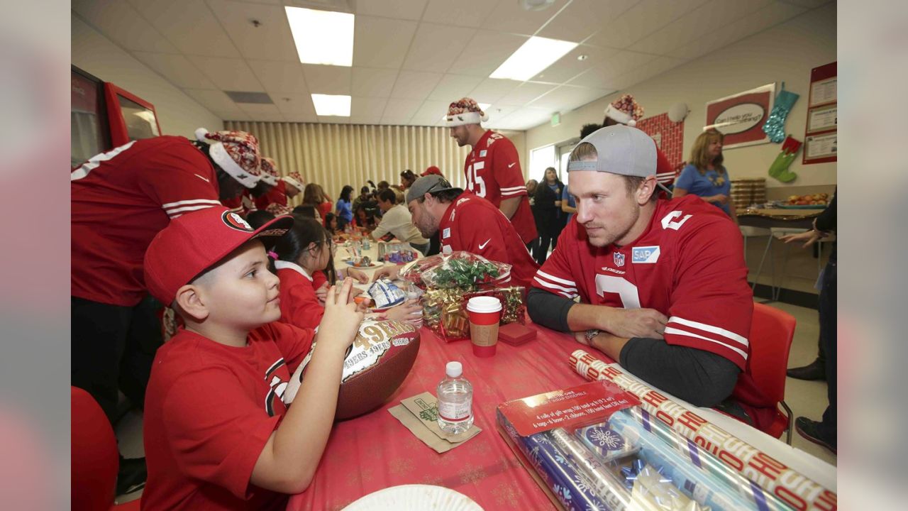 49ers Shop with Youth at Visa Holiday Event