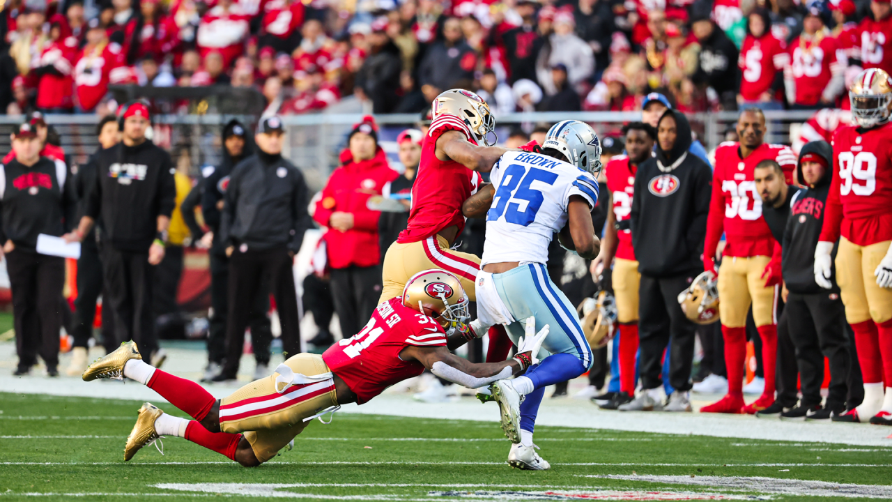 Dallas Cowboys vs. San Francisco 49ers. Fans support on NFL Game.  Silhouette of supporters, big screen with two rivals in background Stock  Photo - Alamy