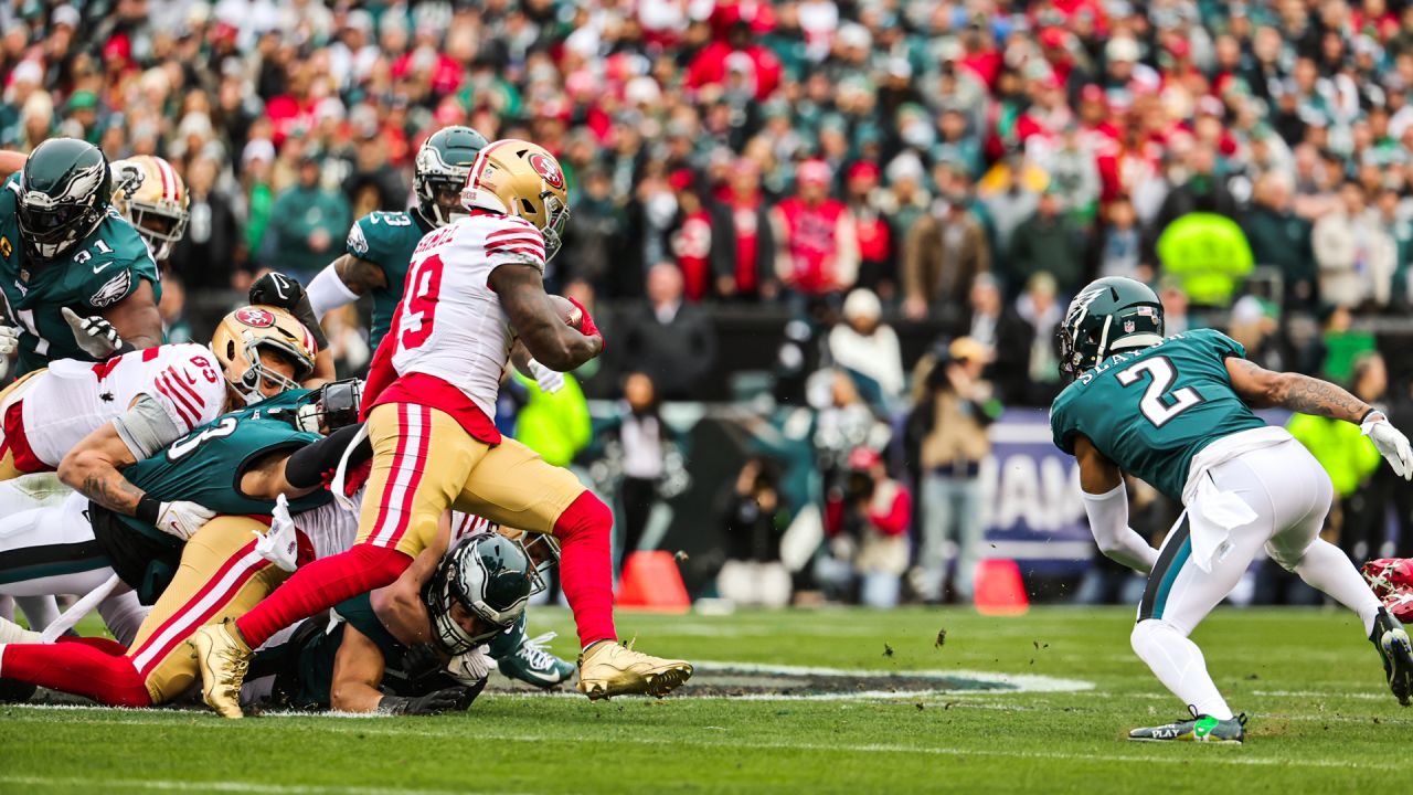 San Francisco 49ers vs. Philadelphia Eagles. NFL match poster. Two american  football players silhouette facing each other on the field. Clubs logo in  Stock Photo - Alamy