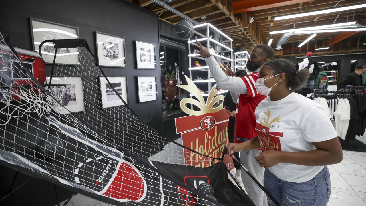 49ers Players Host 15 Students from SPAAT for a Holiday Blitz Shopping Event