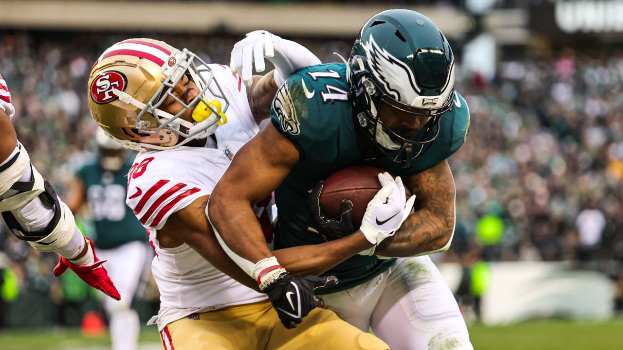 San Francisco 49ers vs. Philadelphia Eagles. Fans support on NFL Game.  Silhouette of supporters, big screen with two rivals in background Stock  Photo - Alamy