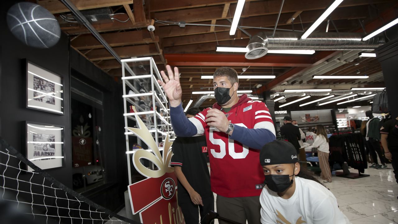 49ers Players Host 15 Students from SPAAT for a Holiday Blitz