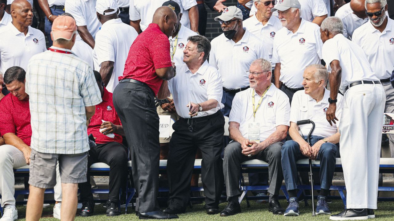 Class of 2022 enjoys photo with returning Pro Football Hall of Famers