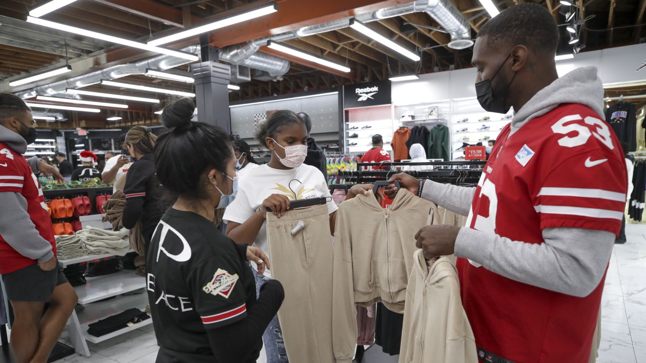 49ers Players Host 15 Students from SPAAT for a Holiday Blitz Shopping Event