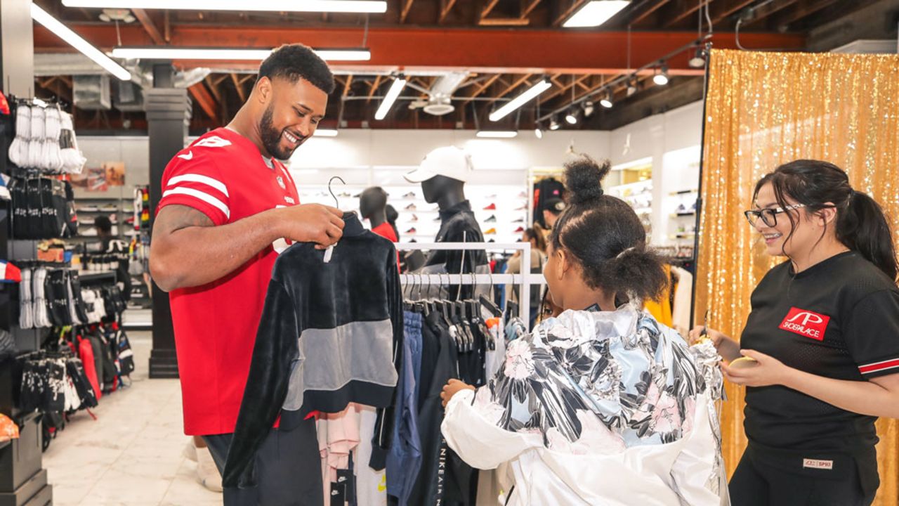 DeForest Buckner, Levi's team up for holiday shopping event with students -  Niners Nation