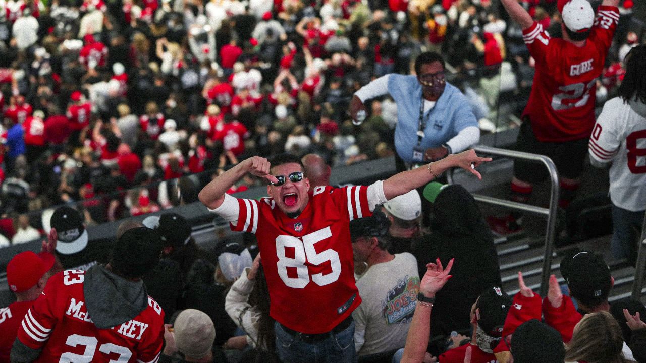 Raiders fan epically proposes to 49ers fan on Allegiant Stadium field – NBC  Sports Bay Area & California