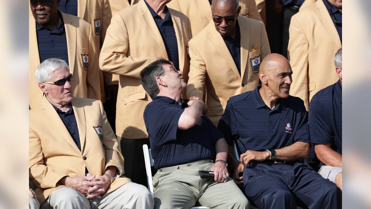 Pro Football Hall of Fame on X: .@PFHOFPrez & HOFer & @49ers  legend Edward J. DeBartolo Jr. getting ready 2 receive his @KayJewelers HOF  Ring of Excellence at #NEvsSF game  /