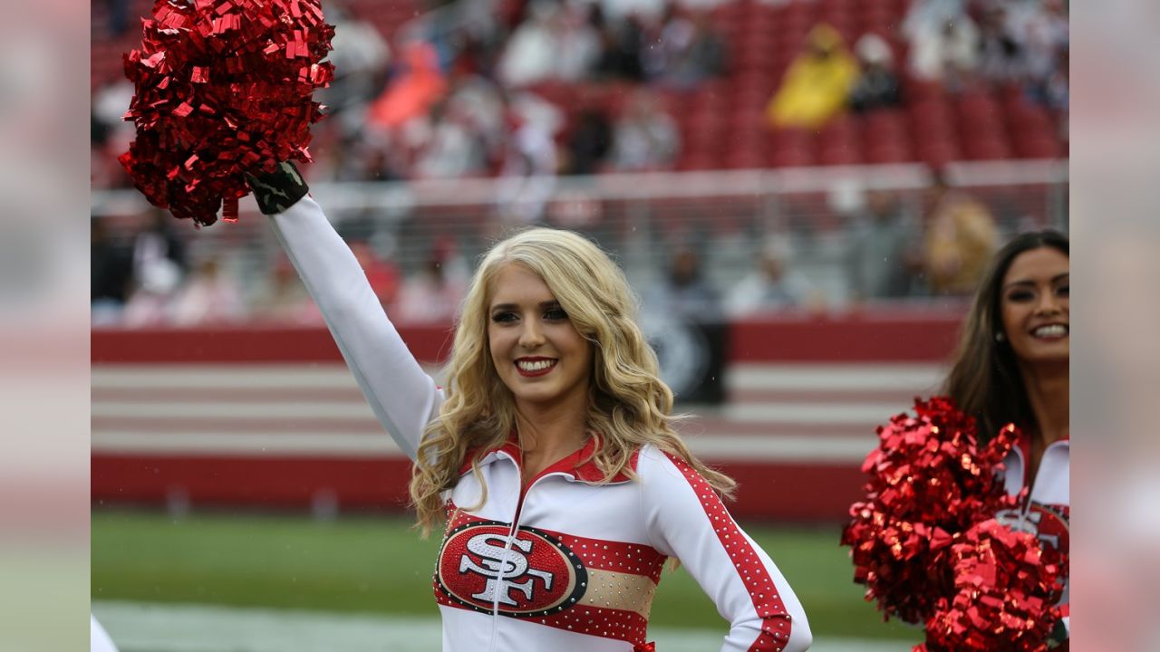 A Kansas City Chiefs cheerleader before an NFL preseason game between  Kansas  city chiefs cheerleaders, Kansas city chiefs, Women leggings outfits