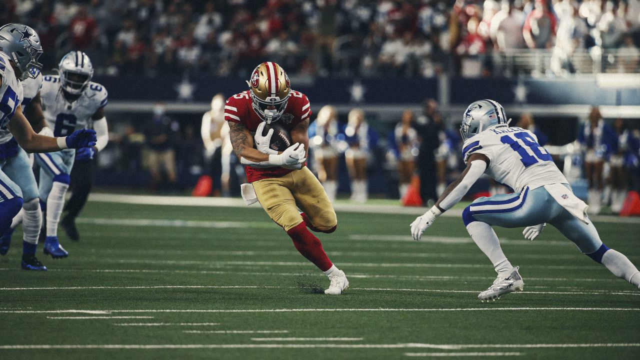 Dallas Cowboys vs. San Francisco 49ers. NFL match poster. Two american  football players silhouette facing each other on the field. Clubs logo in  backg Stock Photo - Alamy