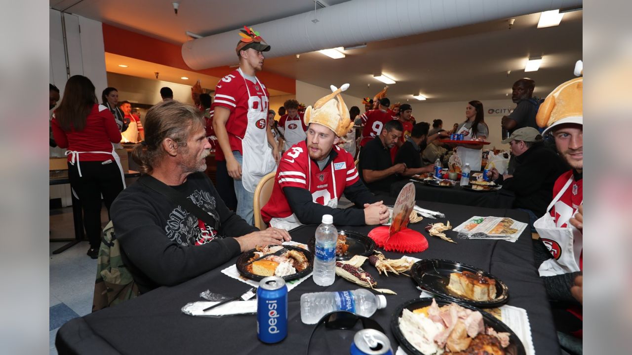 Photos: 49ers and CityTeam Host Thanksgiving Feast