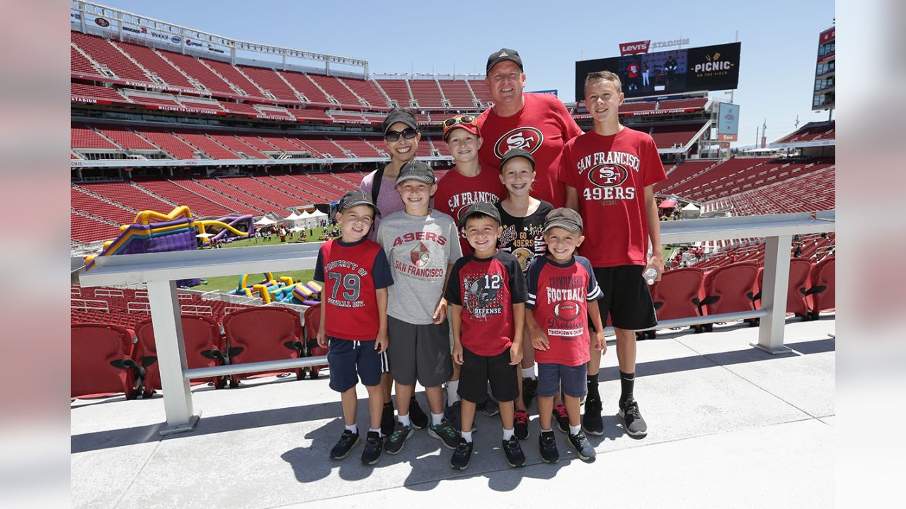 49ers players and fans takeover @levisstadium for the picnic on the field  event ⛱ 