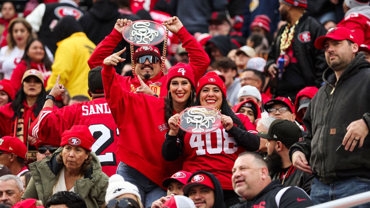 Nevius: Faithful 49ers fans return to cheer on their hot team