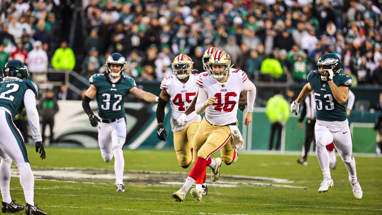 San Francisco 49ers vs. Philadelphia Eagles. NFL match poster. Two american  football players silhouette facing each other on the field. Clubs logo in  Stock Photo - Alamy