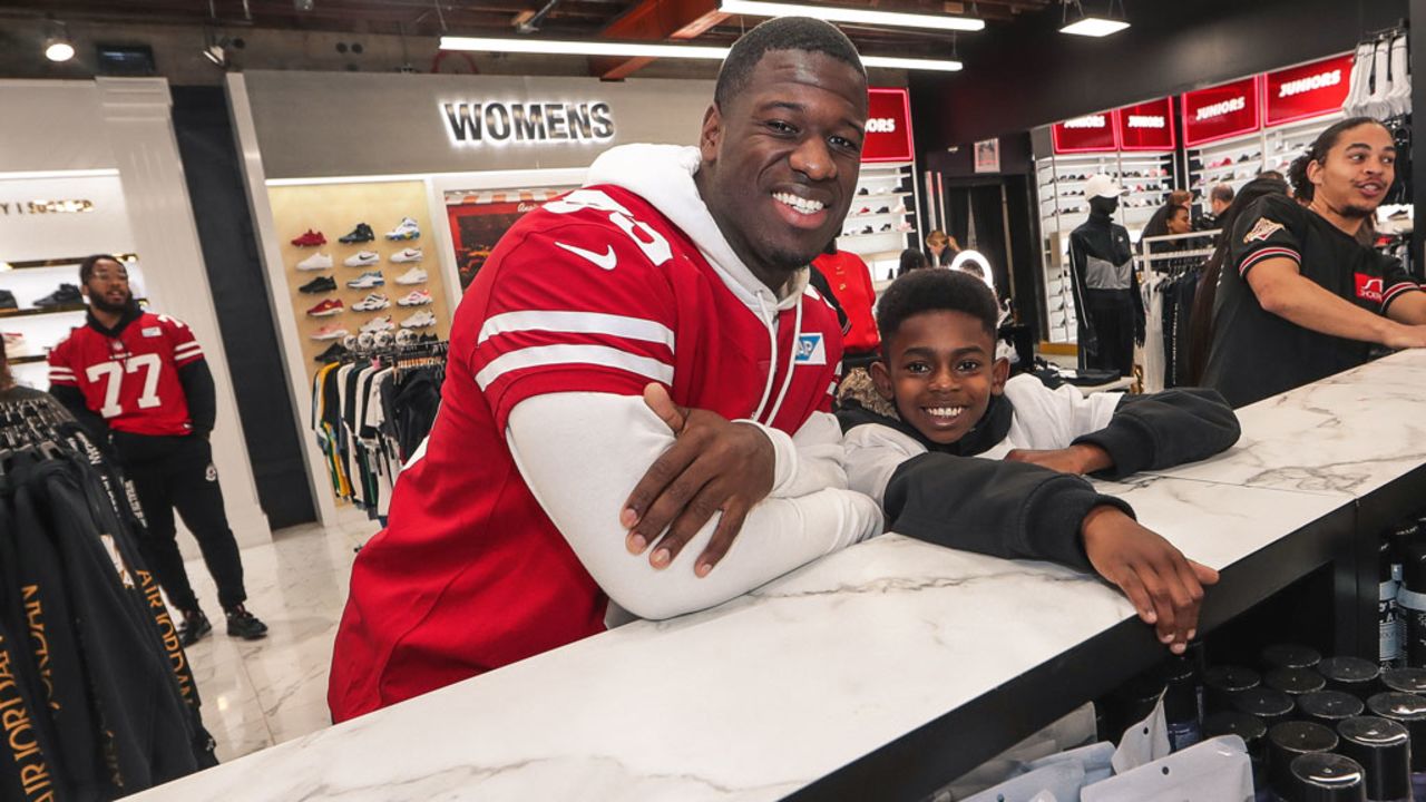 49ers Players Host Holiday Blitz with Shoe Palace and Visa