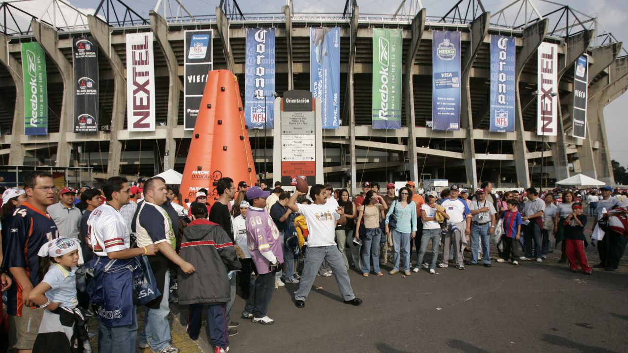 POV: You just walked in from the 49ers locker room onto Estadio Azteca