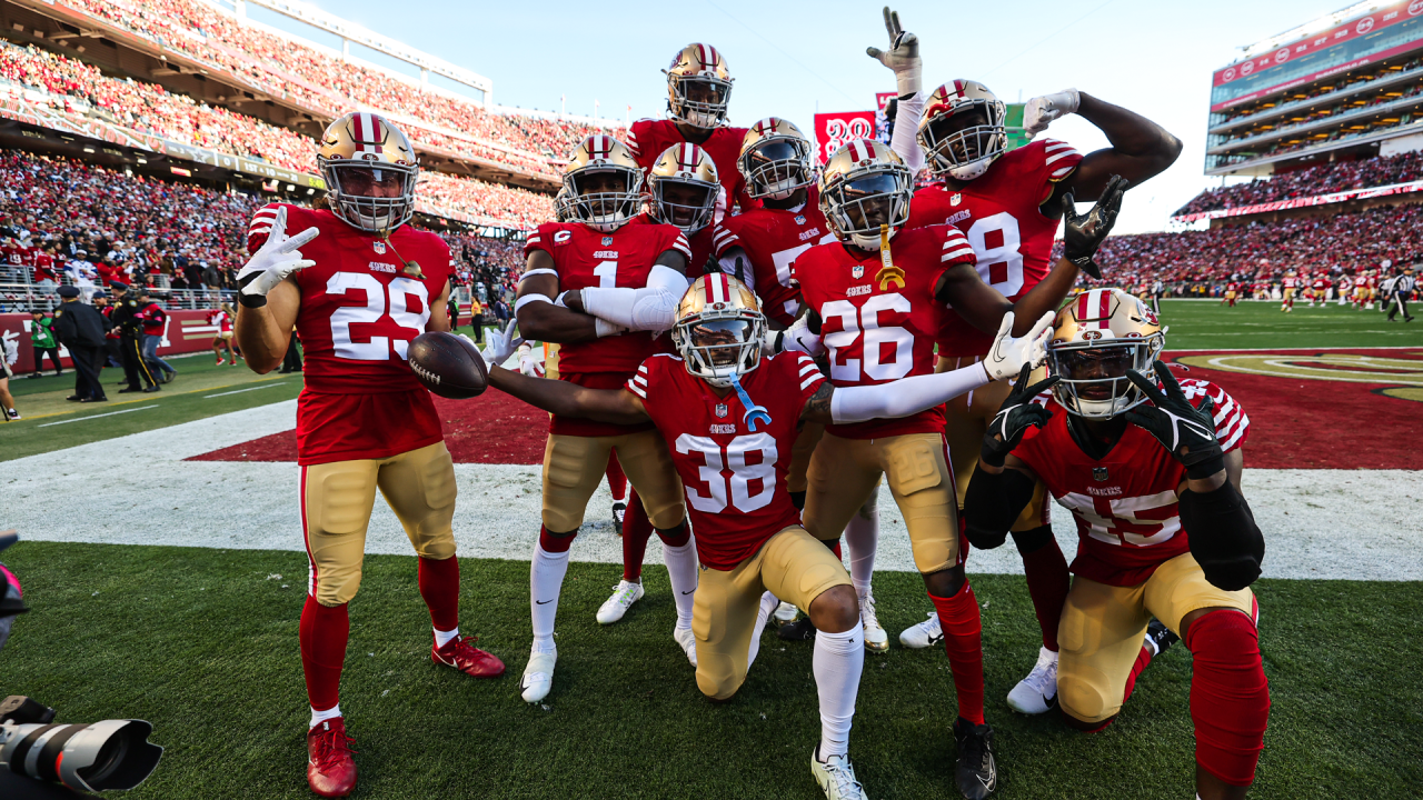 Dallas Cowboys linebacker Micah Parsons (11) before an NFL divisional round  playoff football game against the San Francisco 49ers in Santa Clara,  Calif., Sunday, Jan. 22, 2023. (AP Photo/Godofredo A. Vásquez Stock