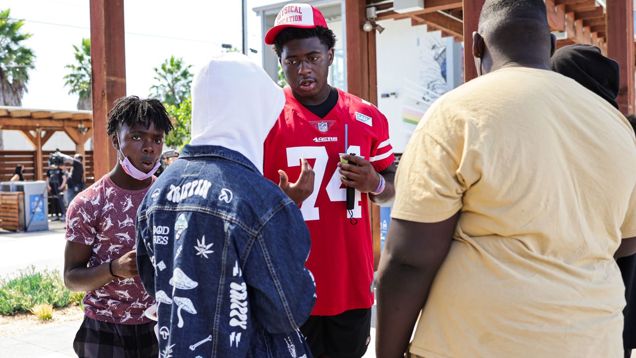 49ers Players Take a Trip to RYSE Youth Community Center